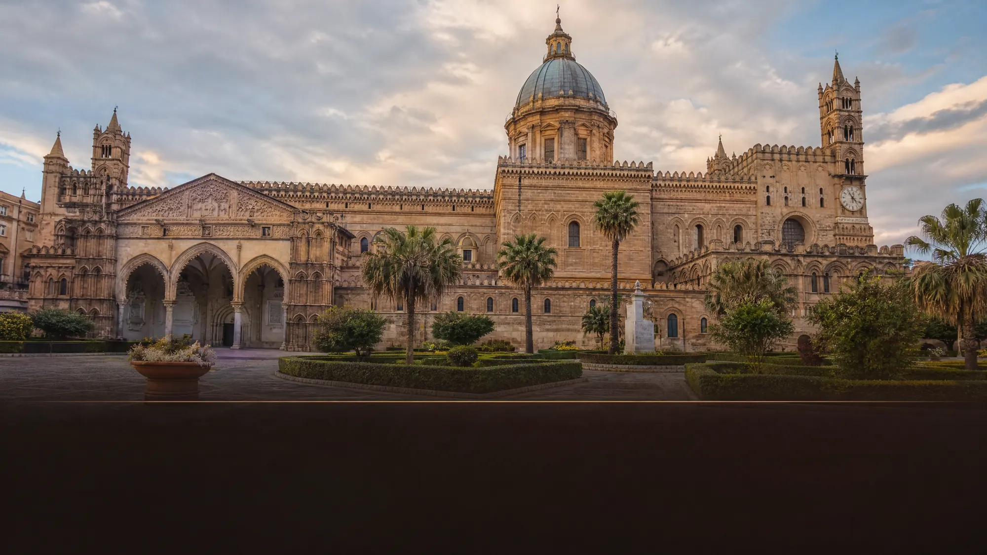 Erkunden Sie diese UNESCO-Stätte aus dem 12. Jahrhundert. Spazieren Sie durch das kostenlos zugängliche Kirchenschiff oder buchen Sie Tickets, um auf das Dach zu steigen und die Königsgräber zu sehen.