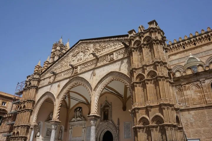 Nahaufnahme der kunstvollen Fassadendetails der Kathedrale von Palermo.